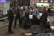 Als drei Mordbeschuldigte behaupten, sie seien unschuldig und zur Tatzeit von einem Monster angegriffen worden, macht sich das Team auf die Suche nach einem Unbekannten: Hotch (Thomas Gibson, l.), Rossi (Joe Mantegna, 2.v.l.), JJ (AJ Cook, 3.v.l.), Reid (Matthew Gray Gubler, 3.v.r.), Kate (Jennifer Love Hewitt, 2.v.r.) und Derek (Shemar Moore, r.) ...