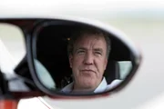 Jeremy Clarkson testet auf der Top Gear-Teststrecke den BMW 1M.