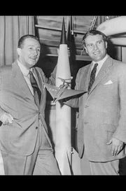 Walt Disney (li.) besucht im Jahr 1954 Dr. Wernher von Braun (re.) im Raketenforschungszentrum ABMA am Army-Stützpunkt Redstone Arsenal, Alabama. Um diese Zeit wirkte von Braun als technischer Berater an mehreren Disney-Produktionen über die Raumfahrt mit. Walt Disney (li.) besucht im Jahr 1954 Dr. Wernher von Braun (re.) im Raketenforschungszentrum ABMA am Army-Stützpunkt Redstone Arsenal, Alabama. Um diese Zeit wirkte von Braun als technischer Berater an mehreren Disney-Produktionen über die Raumfahrt mit.