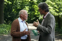 Hubert (Joost Siedhoff, l.) und Stefan (Walter Sittler, r.) kriegen sich schon &uuml;ber die Art der Beerdigung von Marlies ernsthaft in die Haare. Hubert will seine Frau in seinem geliebten Wald beerdigen lassen, Stefan w&uuml;nscht sich ein ordentliches Grab f&uuml;r seine Mutter. Vater und Sohn stehen sich in Sachen Sturheit in nichts nach.