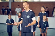 Bastian (Gareth Charles) setzt sich f&uuml;r Elena (Leonie Brill) ein.