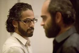 Der kolumbianische Drogenboss Montoya (Luis Tosar, r.) ist alles andere als begeistert, als er von seiner rechten Hand Yero (John Ortiz, l.) erf&auml;hrt, dass seine Geliebte mit einem anderen Mann gesehen wurde ...