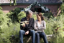 Stefan (Walter Sittler, l.) und Ines (Claudia Michelsen, r.) genie&szlig;en die kurze freie Zeit, die sie haben. Ines hat ernsthafte Bedenken, denn ihr f&auml;llt auf, dass Hubert vergesslich geworden ist. Dabei haben sie auch so schon genug zu tun mit der pubertierenden Ada, mit Timmy, der gro&szlig;e Probleme in der Schule hat, und Leni, die mit ihren f&uuml;nf Jahren eigentlich schon schulreif ist.