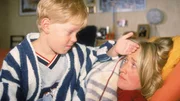 Markus (Marius Theobald) k&uuml;mmert sich r&uuml;hrend um seine kranke Mutter Rita (Gaby K&ouml;ster).