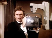 MacGyver (Richard Dean Anderson) setzt mit einem Laserger&auml;t einen Attent&auml;ter au&szlig;er Gefecht.