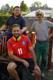 Norderstedt: Organisator Ralf (vorne), Garten-Guru Ralf (r.) und Baggerfahrer Henrik