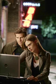 Brennan (Emily Deschanel) und Booth (David Boreanaz) m&uuml;ssen einen Ausflug in die Berge machen, um einen Arm zu untersuchen, der in dem Bauch eines Braunb&auml;rens gefunden wurde...