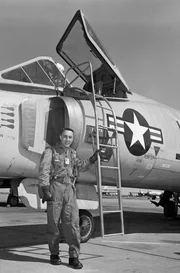 Hier ist Gus Grissom vor seiner Convair F-102 zu sehen: Er flog im Koreakrieg 100 Kampfeins&auml;tze f&uuml;r die US Air Force.