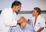 Nikola (Mariele Millowitsch, re.) erkl&auml;rt Dr. Schmitdt (Walter Sittler) den Umgang mit der schwierigen Frau Schr&ouml;der (Eva Maria Meineke, Mi.).