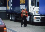 Lehmann (David Steffen, li.) nimmt Monika (Jennifer Steffens, re.) als Geisel.