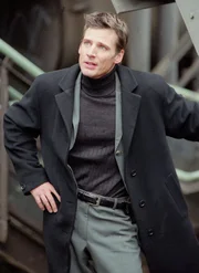 Tom (Rene Steinke) und Semir verfolgen Max durch das Stahlwerk.