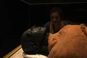 Salima Ikram betrachtet die erhaltenen &Uuml;berreste von Seti I., die im National Museum of Egyptian Civilization ausgestellt sind.