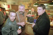 Tom (Rene Steinke, re.) und Semir (Erdogan Atalay, li.) werden von Herzberger (Dietmar Huhn, Mi.) mit K&ouml;lsch in Empfang genommen.