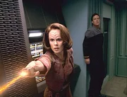 Die holographische Torres (Roxann Dawson, l.) versucht, Barclay (Dwight Schultz, r.) vor der Verhaftung durch die Sicherheitskr&auml;fte zu bewahren ...