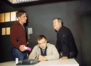 Michael Weiss (Aleksandar Jovanovic, Mi.) klingt bei dem Verh&ouml;r durch die Beamten Bonhoff (Wolfgang Krewe, li.) und Kehler (Wolfgang Bathke) nicht sonderlich glaubw&uuml;rdig. Aber ob er wirklich seinen eigenen Sohn umgebracht hat?