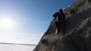 Die Paläontologin Dr. Pat Druckenmiller räumt mit einer Schaufel gefrorenes Gestein von einem fossilen Knochenbett am North Slope von Alaska. Die Paläontologin Dr. Pat Druckenmiller räumt mit einer Schaufel gefrorenes Gestein von einem fossilen Knochenbett am North Slope von Alaska.