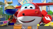 Am gro&szlig;en Super Wings Tag entscheidet Jett das spannende Super Wings-Rennen f&uuml;r sich! Selbst den unerwarteten Kontrahenten, Golden Boy, schafft er zu besiegen.