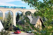Das Viadukt bei Morgenstern (Smrzovka) ist ein Highlight auf der Zugstrecke von Liberec nach Szklarska Poręba. Es wurde Ende des 19. Jahrhunderts gebaut.