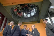 Am 16. November 1963 wird Pr&auml;sident John F. Kennedy (Mi., mit Brille) von Dr. Wernher von Braun (3.v.r., verdeckt) in Cape Canaveral, Florida, &uuml;ber die "Saturn"-Rakete informiert.
