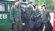 Die Gangster (v.li.: Horst Stramka, Michael J&auml;kel, Thomas Anzenhofer, Mareike Fell) verschaffen sich, als Polizisten verkleidet, Zugang zur Kaserne der Bereitschaftspolizei.