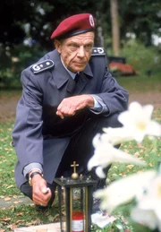 Ringsdorff (Klaus Grünberg) besucht das Grab seiner Tochter. Ringsdorff (Klaus Grünberg) besucht das Grab seiner Tochter.