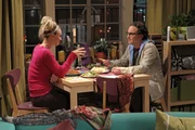 W&auml;hrend Leonard (Johnny Galecki, r.) versucht, seine Begeisterung f&uuml;r "Buffy die Vampirj&auml;gerin" auch Penny (Kaley Cuoco, l.) nahezubringen, ger&auml;t Sheldon in eine Krise ...