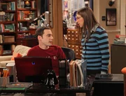Amy (Mayim Bialik, r.) versucht, Sheldon (Jim Parsons, l.) davon abzubringen, Dinge immer zwanghaft beenden zu m&uuml;ssen, indem sie viele verschiedene beginnt und ihn keines davon beenden l&auml;sst ...