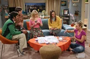 Raj (Kunal Nayyar, l.) wird eifers&uuml;chtig, als Howard (Simon Helberg, 2.v.l.) den Bastel-M&auml;dchenabend mit Penny (Kaley Cuoco, r.), Amy (Mayim Bialik, 2.v.r.) und Bernadette (Melissa Rauch, M.) zerst&ouml;rt ...