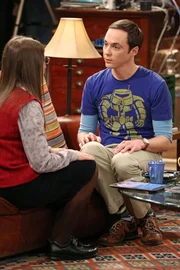 Am Valentinstag hat Amy (Mayim Bialik, l.) eine ganz besondere &Uuml;berraschung f&uuml;r Sheldon (Jim Parsons, r.): Sie will mit ihm in einem original restaurierten Zug von 1915 zu Abend essen. Dummerweise trifft Sheldon w&auml;hrend des Dinners einen jungen Mann, der ebenso vernarrt ist in Z&uuml;ge wie er ...
