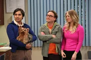 Leonard (Johnny Galecki, M.) und Penny (Kaley Cuoco, r.) k&uuml;mmern sich um Rajs (Kunal Nayyar, l.) Hund. Doch sie entpuppen sich als nachl&auml;ssige Tiersitter ...