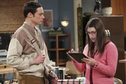 Amy (Mayim Bialik, r.) versucht Sheldon (Jim Parsons, l.) davon zu &uuml;berzeugen, einen Esstisch f&uuml;r seine Wohnung zu kaufen. Doch Sheldon ist gegen jede Ver&auml;nderung in seinem Leben ...