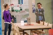 Die Clique ist daf&uuml;r, einen Esstisch in Sheldons und Leonards (Johnny Galecki, r.) Wohnung aufzustellen. Nat&uuml;rlich stellt sich Sheldon quer, da er jede Art von Ver&auml;nderung hasst. Doch Penny (Kaley Cuoco, l.) will, dass Leonard sich durchsetzt, und beharrt auf dem neuen M&ouml;belst&uuml;ck ...