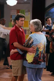 Charlie (Charlie Sheen, l.) mit einer besonderen Tanzpartnerin. Cynthia (Judith Drake, r.) m&ouml;chte sich an ihrem Partner r&auml;chen, doch Charlie hat keine Lust dazu ...