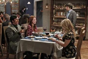 Ein ganz besonderes Doppeldate: Raj (Kunal Nayyar, l.), Emily (Laura Spencer, 2.v.l.), Howard (Simon Helberg, stehend) und Bernadette (Melissa Rauch, r.) ...