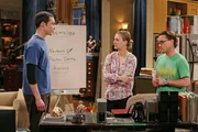 Um Sheldon (Jim Parsons, l.) auf andere Gedanken zu bringen, beschlie&szlig;en Penny (Kaley Cuoco, M.) und Leonard (Johnny Galecki, r.), etwas Spontanes mit ihm zu unternehmen. Doch ist das wirklich eine gute Idee?