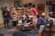 Eine ganz besondere Clique: Bernadette (Melissa Rauch, 2.v.l.), Howard (Simon Helberg, M.), Amy (Mayim Bialik, l.), Sheldon (Jim Parsons, 3.v.r.), Leonard (Johnny Galecki, 3.v.l.), Penny (Kaley Cuoco, r.) und Raj (Kunal Nayyar, 2.v.r.) ...