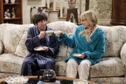 Aufgrund eines Unfalls, den Howard (Simon Helberg, l.) verschuldet hat, ist Mrs. Wolowitz bettl&auml;gerig. Bernadette (Melissa Rauch, r.) besteht darauf, dass sich Howard um seine Mutter k&uuml;mmert und keine Krankenschwester engagiert. Allerdings wird die Pflege der anstrengenden Dame bald zur Zerrei&szlig;probe ...
