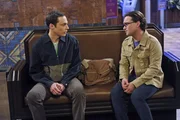 Sheldon (Jim Parsons, l.) regt sich &uuml;ber seine Karriere, die Zerst&ouml;rung des Comicladens und die zuk&uuml;nftigen Wohnpl&auml;ne von Penny und Leonard (Johnny Galecki, r.) auf ....
