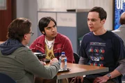 W&auml;hrend Raj (Kunal Nayyar, M.) auf Wolke Sieben schwebt, muss sich Sheldon (Jim Parsons, r.) mit einer unsicheren Zukunft auseinandersetzen und klagt Leonard (Johnny Galecki, l.), Howard und Raj sein Leid ...
