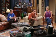 Wieder alles beim Alten: Sheldon (Jim Parsons, l.), Leonard (Johnny Galecki, M.) und Penny (Kaley Cuoco, r.) ...