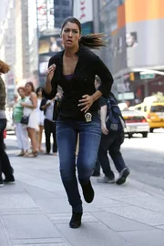 Muss gemeinsam mit ihren Kollegen in den Bereich des Online Gamings vordringen, um einen M&ouml;rder zu stellen: Meredith (Janina Gavankar)