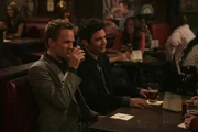 Nachdem sie von der Taktik "nackter Mann" erfahren haben, wollen Ted (Josh Radnor, r.) und Barney (Neil Patrick Harris, l.) ihr Gl&uuml;ck auch versuchen ...