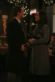 Teds Schwester Heather (Erin Cahill, r.) stattet ihm einen Besuch in New York ab und Ted verwandelt sich in einen &uuml;bervorsichtigen gro&szlig;en Bruder, der seine Schwester um alles in der Welt besch&uuml;tzen will - vor allem aber vor Barney (Neil Patrick Harris, l.) ...