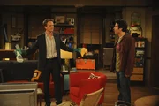 Barney (Neil Patrick Harris, l.) hat eine Spülmaschine gekauft, den Kühlschrank gefüllt und alles aufgeräumt. Als Ted (Josh Radnor, r.) dies sieht, wird ihm klar, dass Barney sich in Robin verliebt hat und deswegen so reagiert. Barney (Neil Patrick Harris, l.) hat eine Spülmaschine gekauft, den Kühlschrank gefüllt und alles aufgeräumt. Als Ted (Josh Radnor, r.) dies sieht, wird ihm klar, dass Barney sich in Robin verliebt hat und deswegen so reagiert.