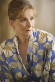 Macht Carlos ein ganz besonderes Angebot: Virginia Hildebrand (Frances Conroy) ...