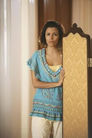 Als Gabrielle (Eva Longoria) den Grund erf&auml;hrt, warum Virginia Hildebrand Carlos auf eine Reise nach Europa mitnehmen m&ouml;chte, stattet sie der Dame einen Besuch ab ...