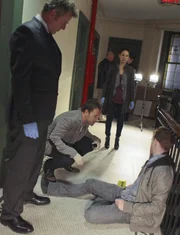 Versuchen, eine Mord aufzukl&auml;ren: Tobias Gregson (Aidan Quinn, l.), Sherlock Holmes (Jonny Lee Miller, 2.v.l.) und Joan Watson (Lucy Liu, 2.v.r.) ...