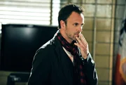 Setzt seine analytischen F&auml;higkeiten ein, um einen Mordfall aufzukl&auml;ren: Sherlock Holmes (Johnny Lee Miller) ...
