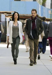 Mit hervorragender Auffassungsgabe versucht Sherlock Holmes (Jonny Lee Miller, r.) einen neuen Kriminalfall zu l&ouml;sen. Unterst&uuml;tzt wird er dabei von seiner "Aufpasserin" Joan Watson (Lucy Liu, l.) ...