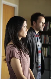 Versuchen, einem Mordfall zu l&ouml;sen: Sherlock Holmes (Jonny Lee Miller, r.) und Joan Watson (Lucy Liu, l.) ...